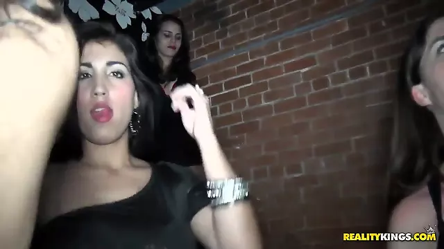 سینه و کون بزرگ, ساک زدن پستون گنده, سبزه پستون گنده, سینه بزرگ گروهی, گروهی ساک زدن, سکس گروهی تو باشگاه