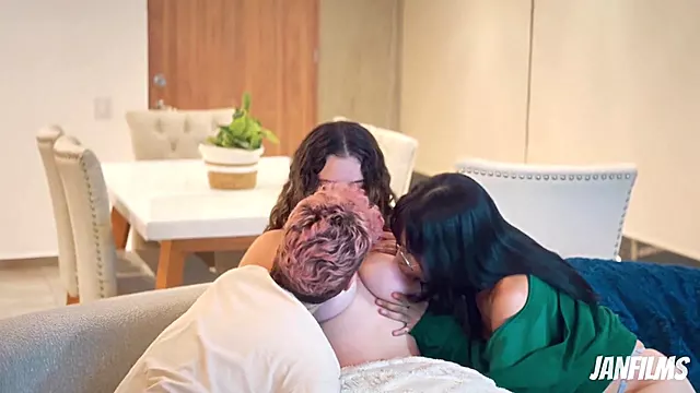 Trio Gros Sein, Grosse Chatte Lecheuse Lesbienne, Lécher Seins Lesbienne, Clitos A Sucer
