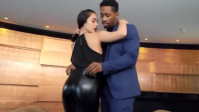 سینه و کون بزرگ, نمایش دادن کوس, سینه بزرگ از کون, تتو روی کوس, شلوار سیاه, شلوار چرمی, ریز ممه با کون گنده