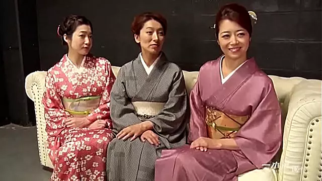 아시아미인, Milf 아시아, 섹시한중년, 일본중년, 일본중년난교, 일본난교, 일본 포르노스타, 일본삼인조, 정말 이쁜, 아시아노인