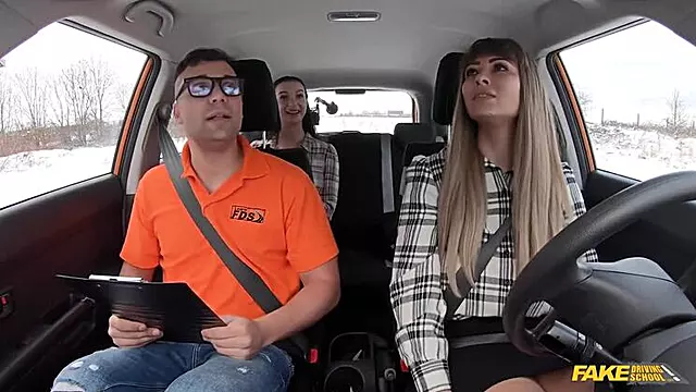 Sisate Plavuse Sa Velikom Buljom, Sisate Crnke, Velike Sise, Sise Javno Sa Velikim Sisama Si