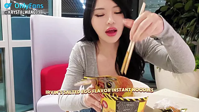 Trying 7/11 Snacks from Singapore