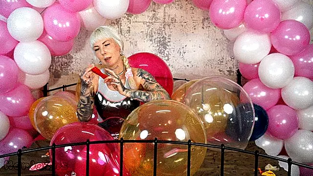 Frau Tagtraum - Balloons get blown to bits