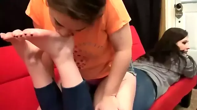 GIRLS FOOT WORSHIP