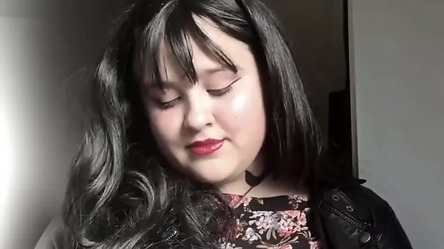 Chubby girl and the automatic dildo