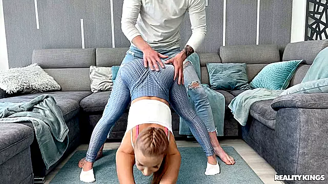 داگی ایستاده, بفتبذ, ساک زدن مو, کیر مالی کون, نوازش پاها, خودنما, ایستاده, کون پراز مو, سکس قدیمی