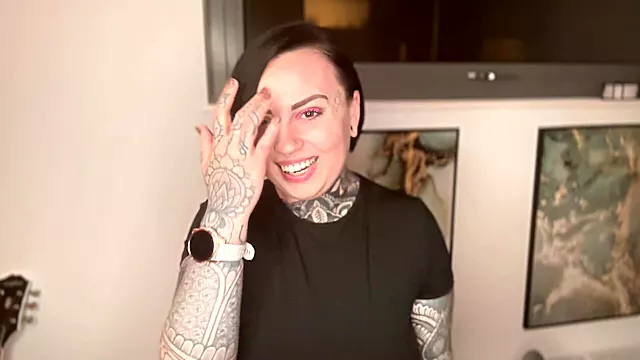Femdom Amateure, Amateur Zeigt, Tätowierte Amateure, Höschen, Amateur Brünette Tätowiert, Babe Brünette