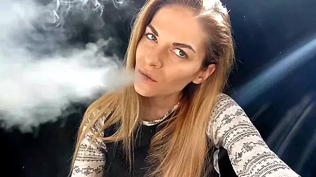 Fumează Blonda