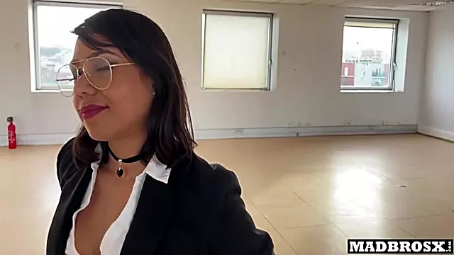A Real Estate Agent Fucked During A Visit And In The Toilet To Sell Her Property !!!