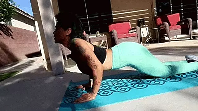 Slip Da Donna, Jeans Bagnati, Pipi Nei Jeans, Pantaloni Da Yoga, Pipì Nei Pantaloni, La Signora Se Fa Le