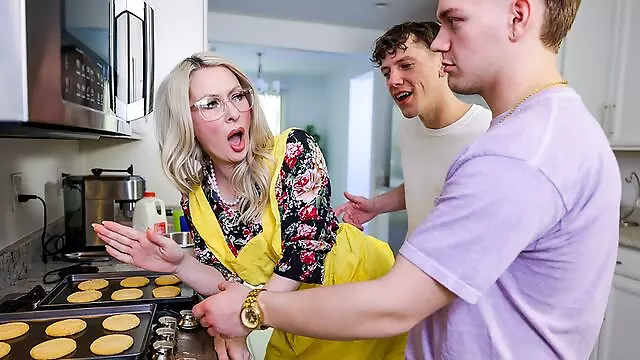Große Titten Handjobs, Couch Grosse Brust, Will Nicht, Liebe, Alle Löcher, Mutter, Selbst, Von Zwei Schwänzen Gefickt