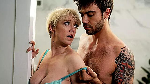 Mare Penis Anal, Tate Mari, Pula Mare, Anal Cu Tite Mari, Buna, Picioare Frumoase, Hetero, Cur, Par Scurt