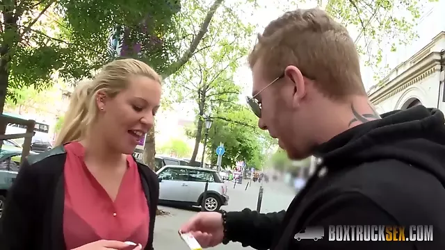 Babe Med Stora Bröst, Stora Bröst Offentligt, Busty Blond, Par Pengar, Offentlig Pengar, Bröst