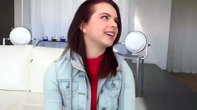 Qirje Me Kar Shum Te Madh, Adoleshent Me Gjoks, Cica, Cica Te Vogla, Kari Ne Cica, Me Cica Te Mdhaja