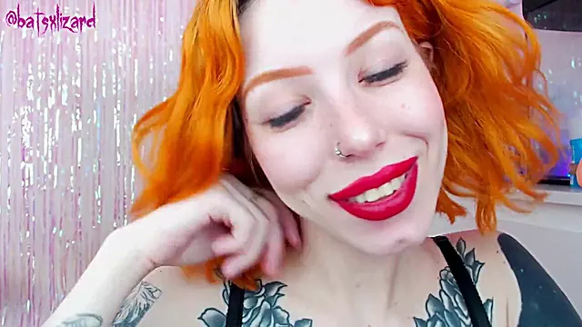 Elisabeth Weir: Sucking on a big cook and ruinning her makeup with a hot amateur action