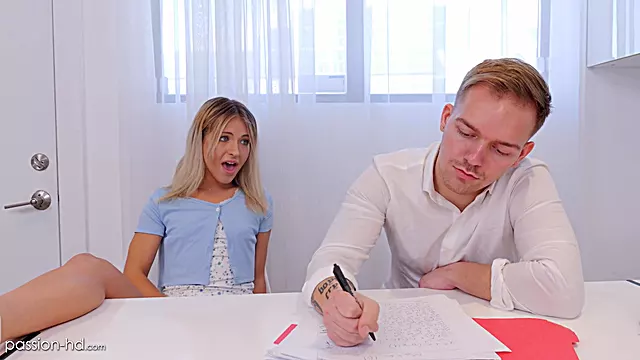 Blondynka Si Pieprzy, Ciasna Blonde, Piersi Blondynki, Koledż, Pokazuje Cipkę, Cycki Młodej