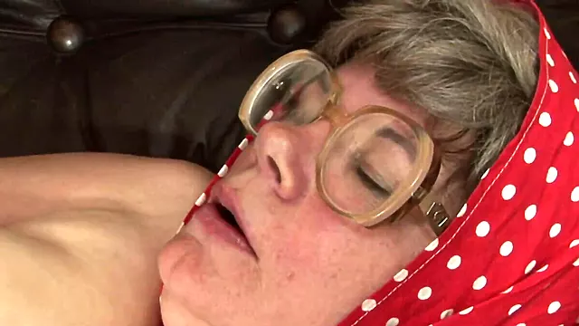 Granny Stor Pik, Mormor Spiller Pik, Kæmpe Pik Granny, Liderlig Bedstemor, Barberet Granny