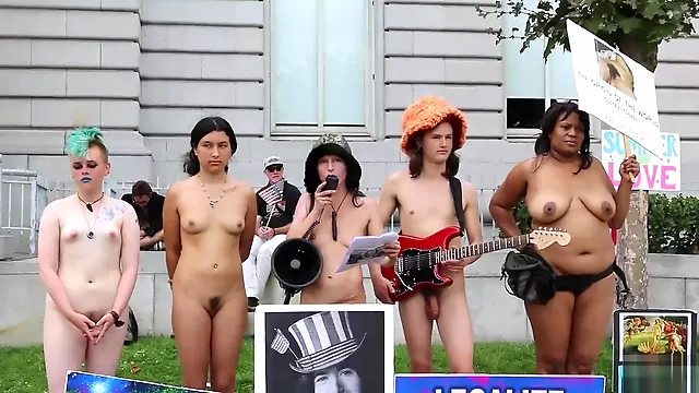 Desnuda Primera, Desnudas En Publico
