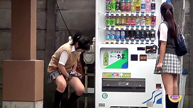 Aziski Japanski, Azijski Pissing, Starije Azijke