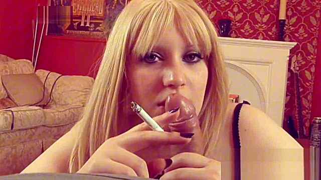 Obciagajace Blondyny, Blondynka Robi Loda, Blondynki Domowe, Blondynka Palić, Palenie Lodzika
