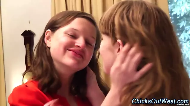 Amateur lesbians piss outside