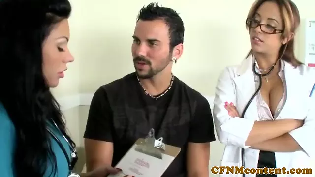 Milf Mit Großen Titten, Milf Dreier, Femdom Doktor, Reife Frauen Große Brüste Dreier, Große Natürliche Titten Dreier