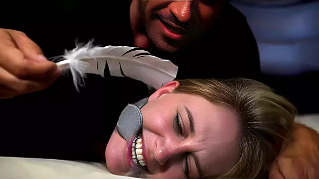 Eier Abgebunden, Fetisch Ball, Tied Blond, Blonde Kotzen, Bondage Fetisch, Gefesselt Füsse, Gefesselt Gagged