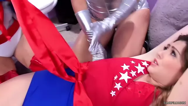 لزبین گیرانداختن, لزبین بلوند, میلف بلوند, تانیا تیت, زن بالغ سبزه, لزبین بلوند سه نفری, لزبین سه نفره