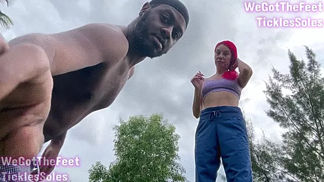 Ebenholz Interracial, Küsst Einen Schwarzen, Füße Gesicht, Fussfetisch, Öffentlichkeit Füsse