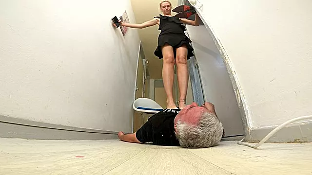 Dominazione Piedi, Piedi Tacchi, Calpestare Con I Piedi, Tacchi, Trampling Tacchi, Piedini
