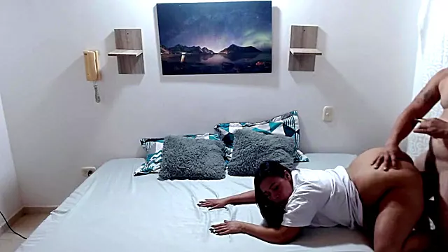 I fuck my wife's pussy on all fours and fill her pussy