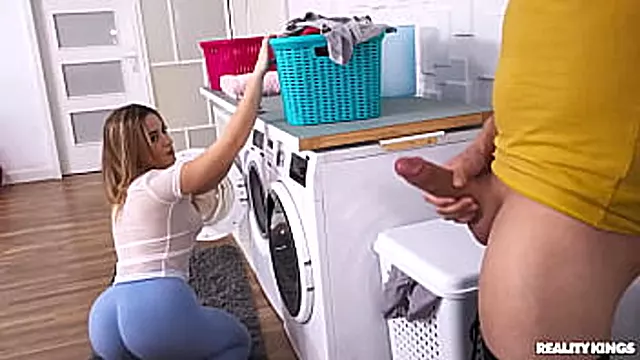 Prljavi Ves, Mamice Prljavo, Mom Anal