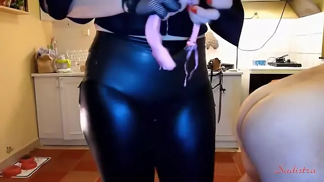 Gefesselt Anal, Bondage Fetisch, Tisch Anal, Küche Anal, Gefesselt Tisch, Gefesselt Umschnalldildo