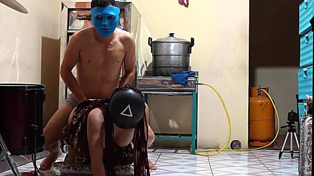 THE BAKERY WOMAN INVITES HER NEIGHBOR ON HALLOWEEN DAY TO CELEBRATE AT HOME. SHE KNOWS THAT HER HUSBAND WILL NOT RETURN TODAY AND THAT IS WHY SHE HAS FUN FUCKING