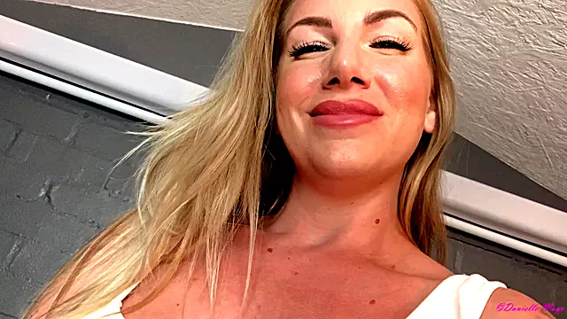 Große Brüste Amateur Solo, Amateure Solo, Amateur Titten, Grosser Naturbusen Draussen, Mature Femdom Public